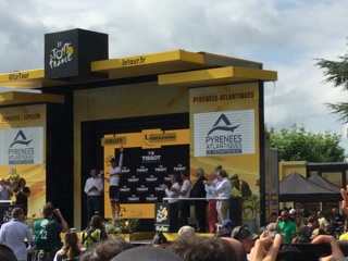 Montee podium Tour de France Espelette